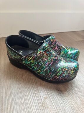 Dansko Professional Rainbow Multicolor Patent Leather Clogs Women’s 39 US 8.5-9